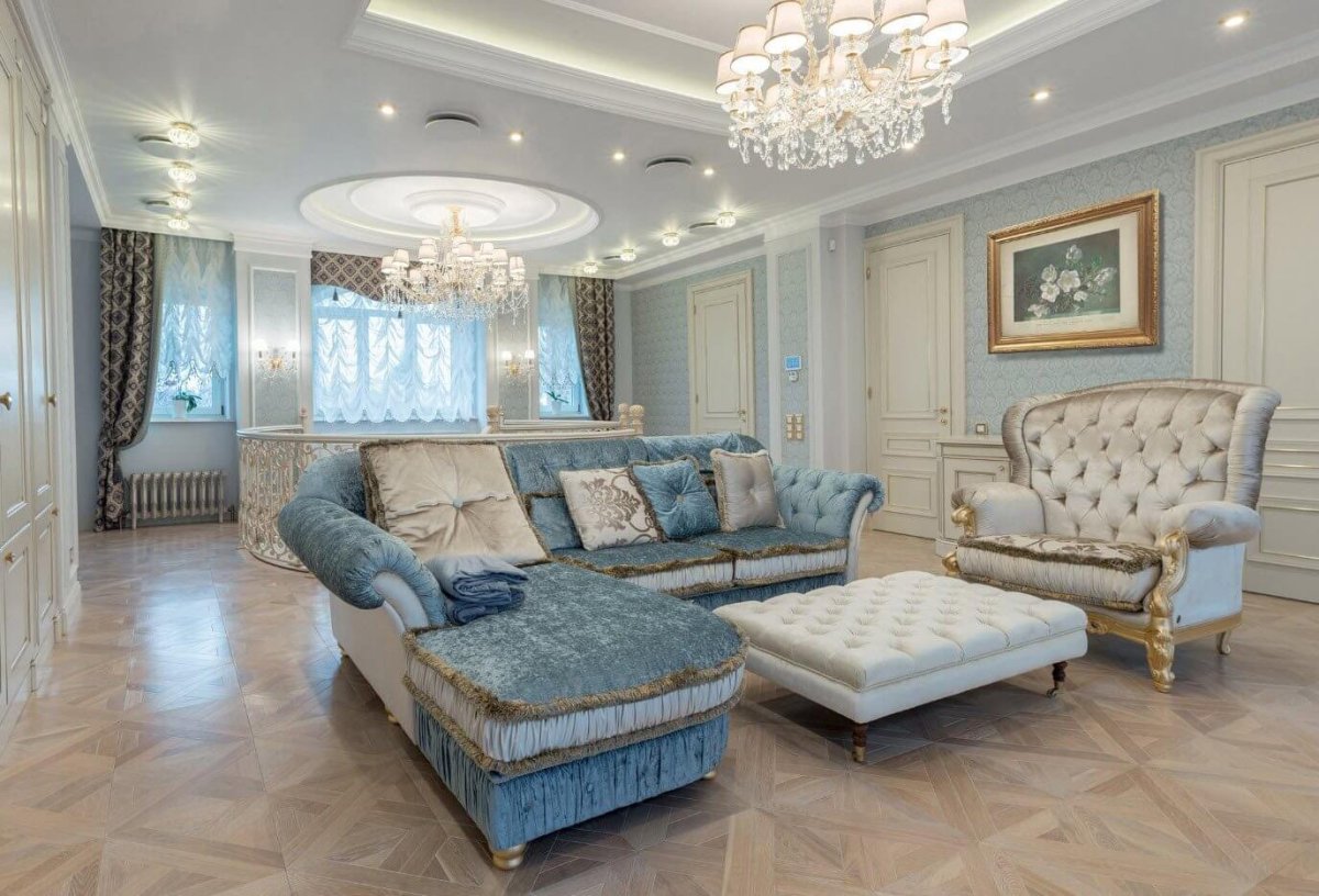 Зеркало над диваном в гостиной