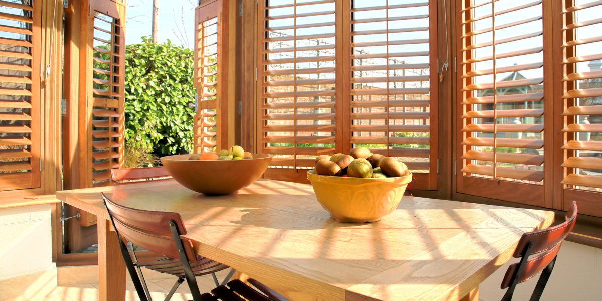 Деревянные жалюзи для террасы