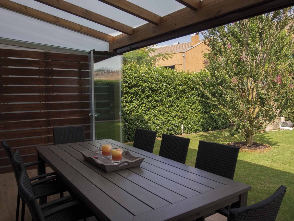 Деревянные жалюзи для террасы