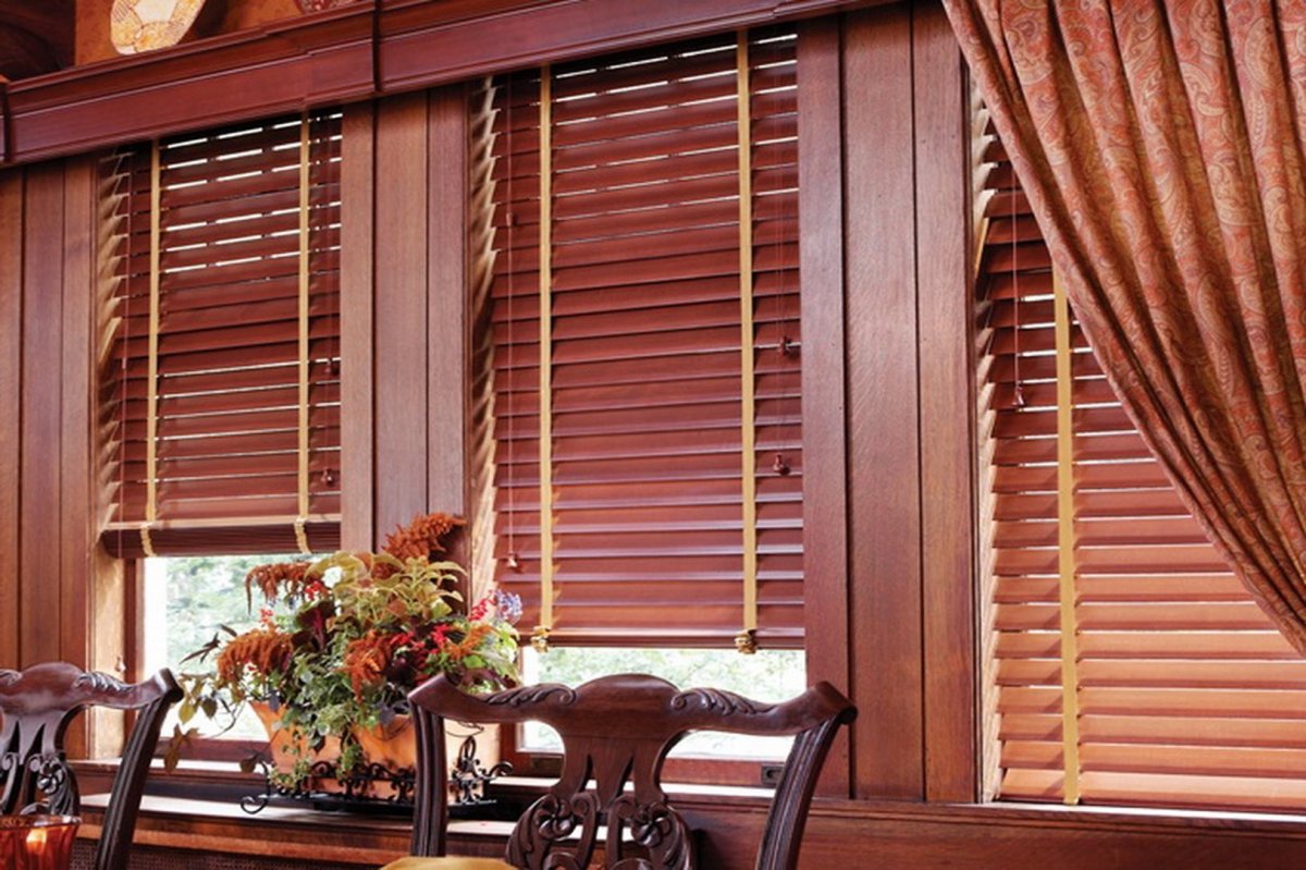 Деревянные жалюзи в загородный дом