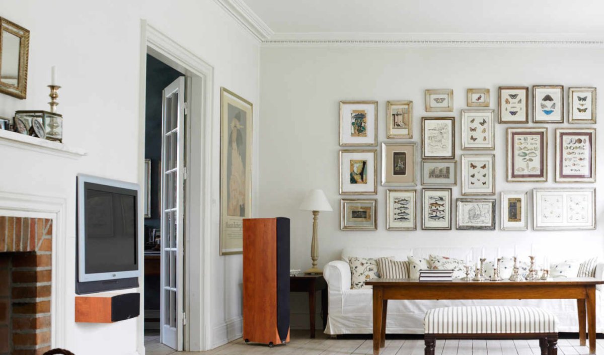 Рамки на стене над диваном