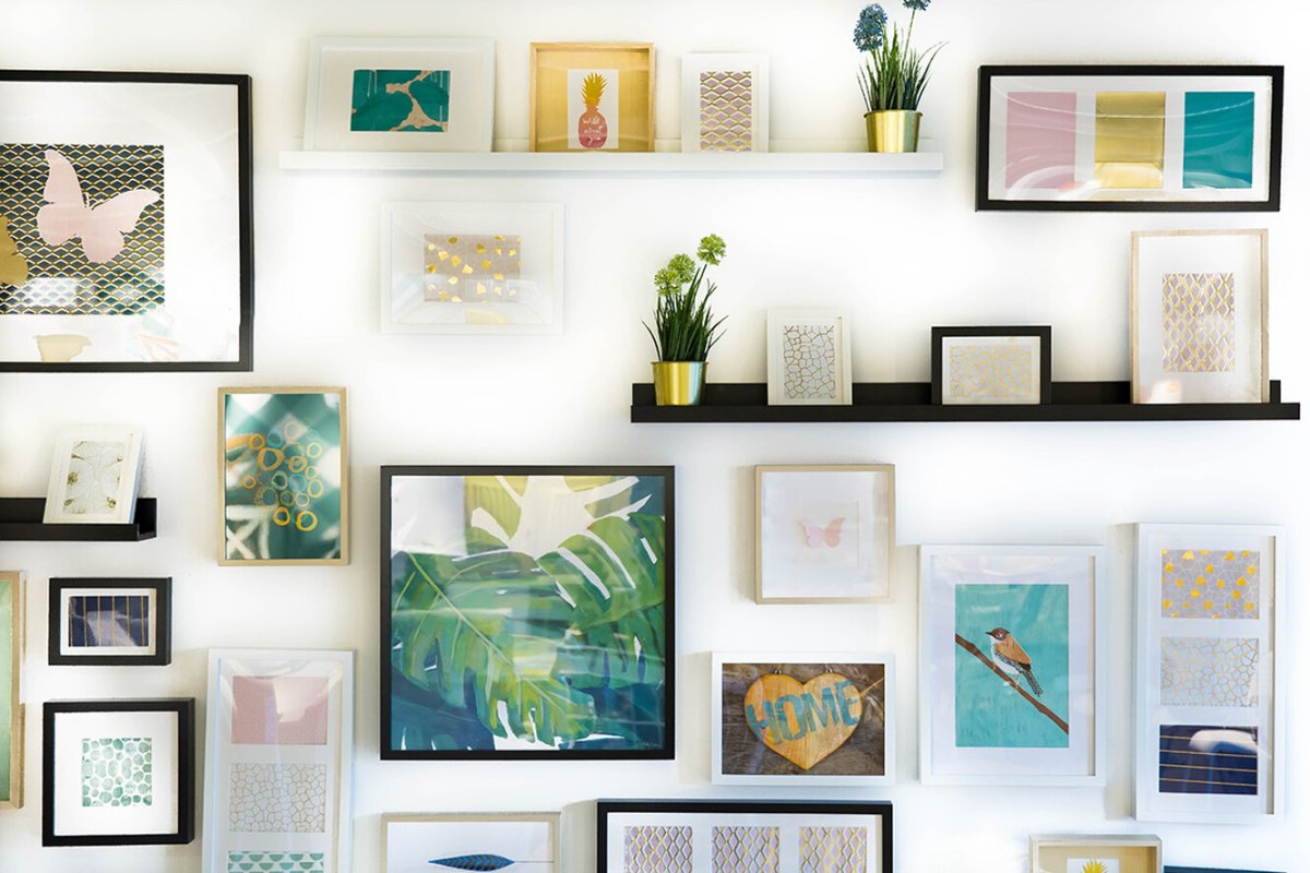 Картина на синей стене