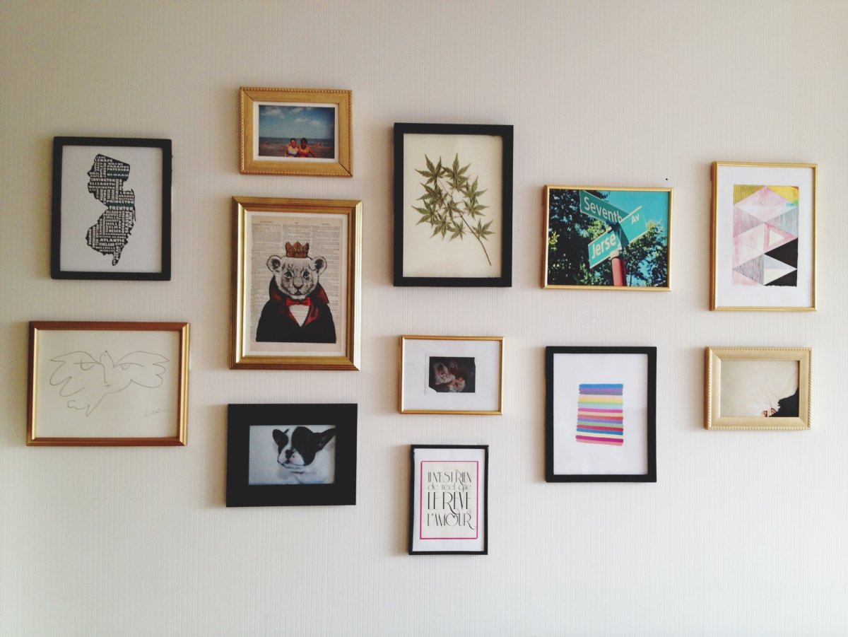 Много постеров на стене