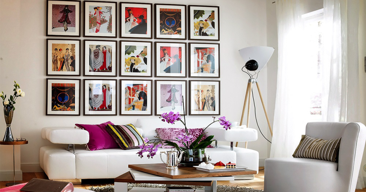 Золотая фоторамка на стене