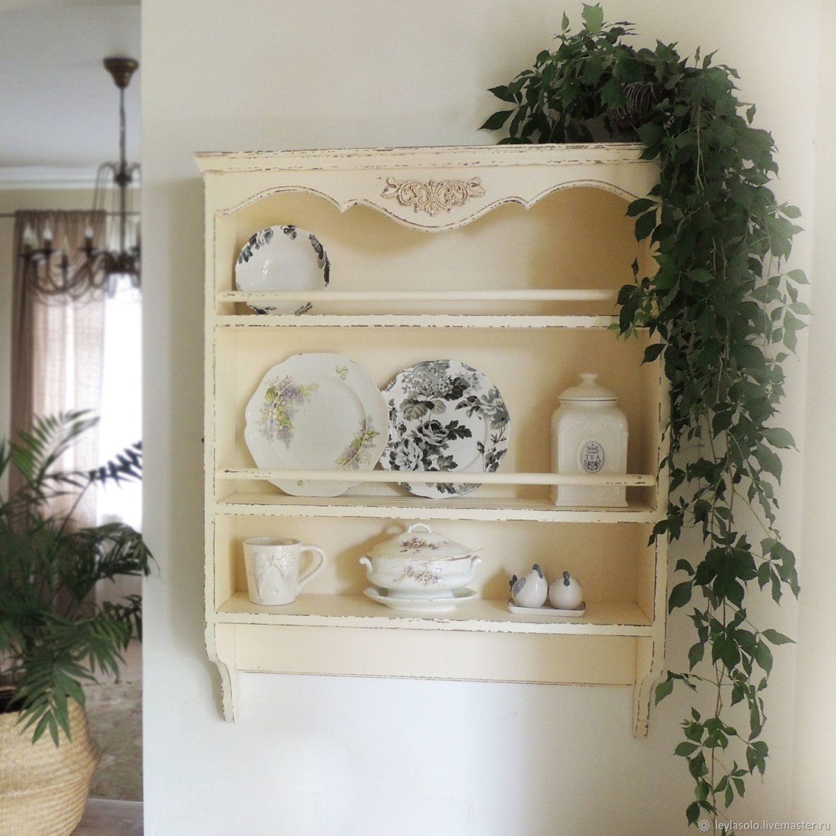 Полки под посуду в деревенском стиле