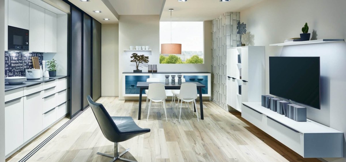 Шоу рум кухня гостиная по длинной стороне