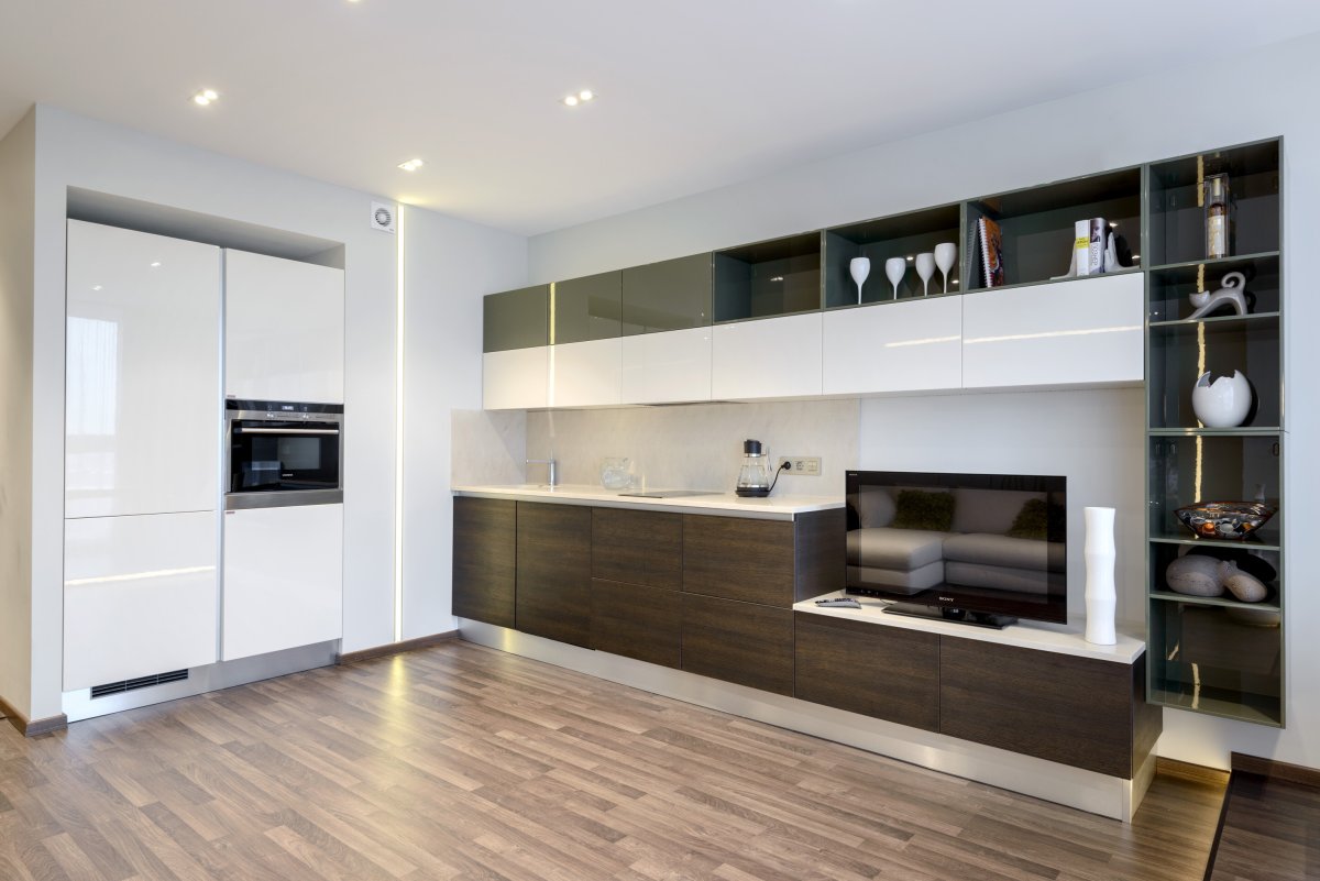 Кухня в современном стиле с телевизором