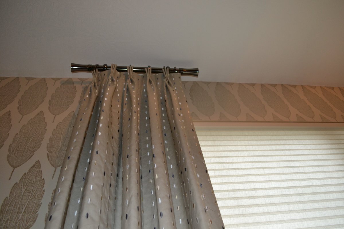 Карниз с потолочным креплением металлический