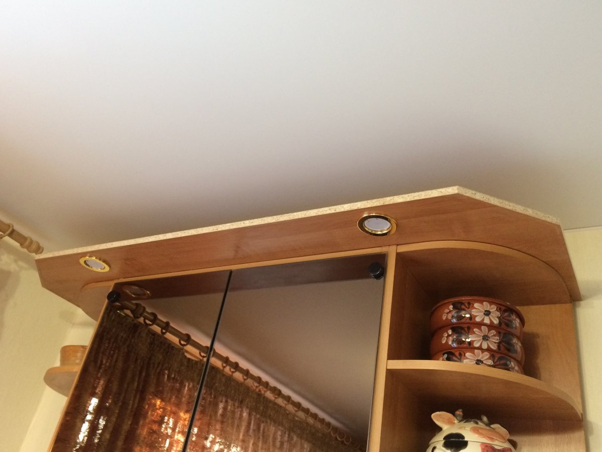 Кухонный шкаф с подсветкой карниза