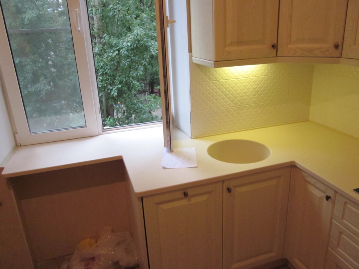 Подоконник-столешница на кухне на маленькой