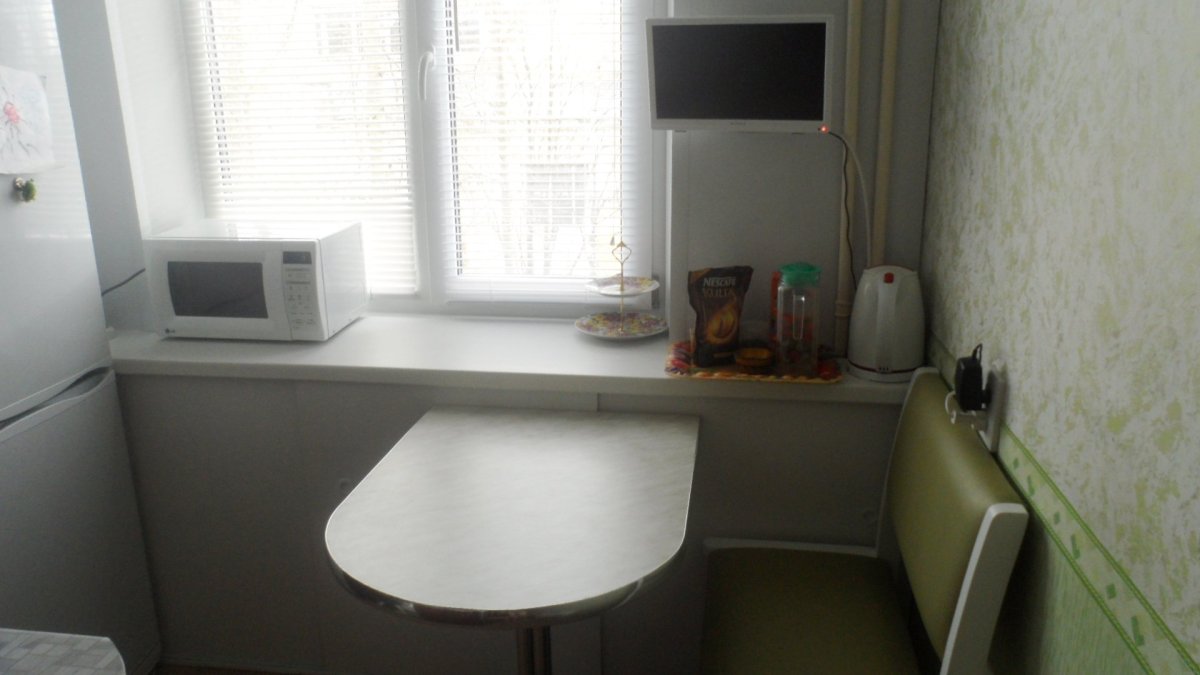 Стол-подоконник на кухне в хрущевке