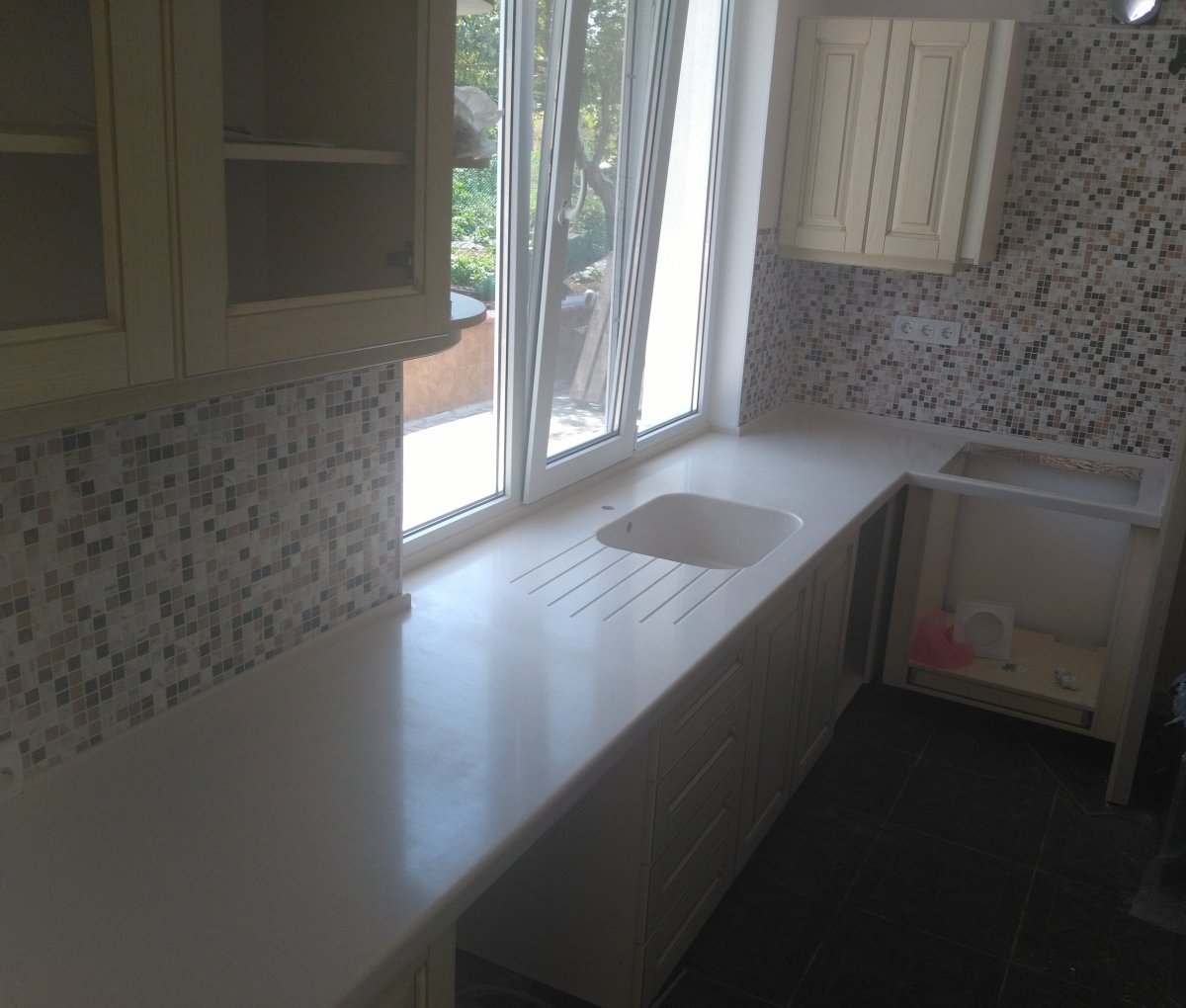 Декоративный кирпич возле окна