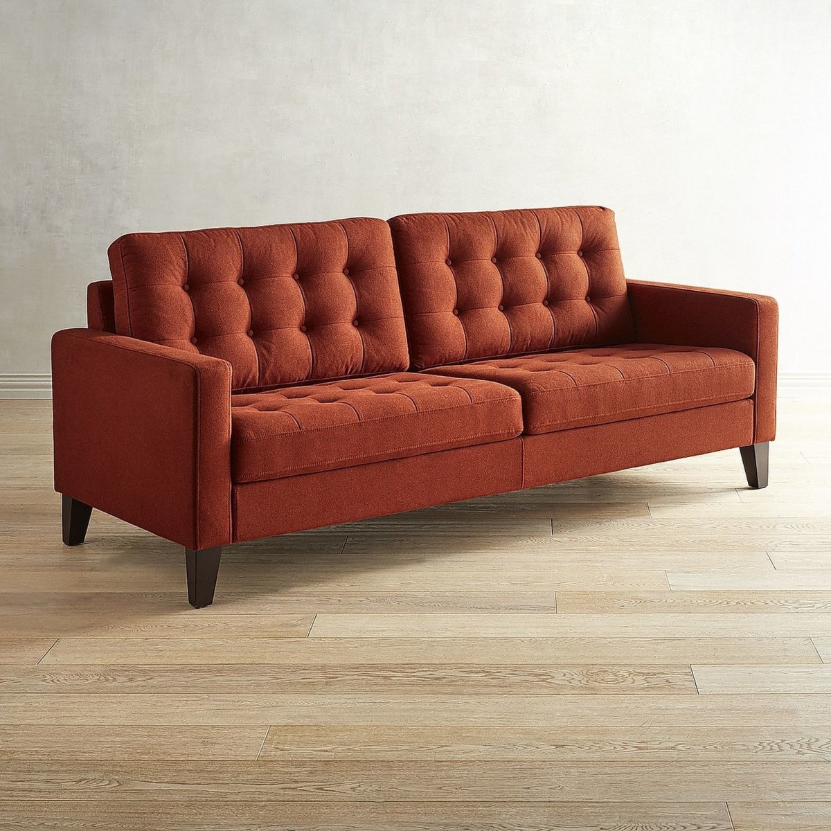 Рыжий кожаный диван в интерьере