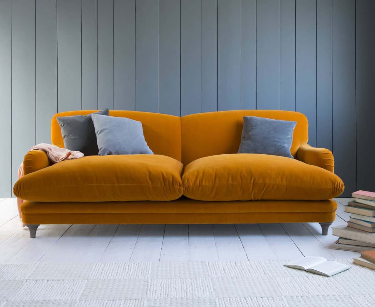 Диван оранжевого цвета в интерьере