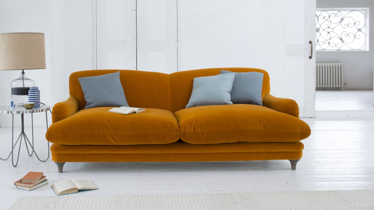 Оранжевый кожаный диван