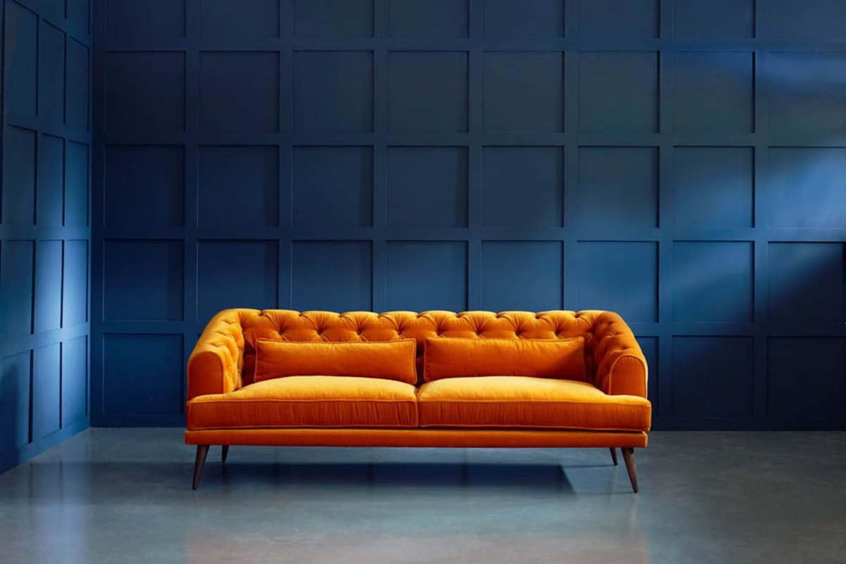 Рыжий диван