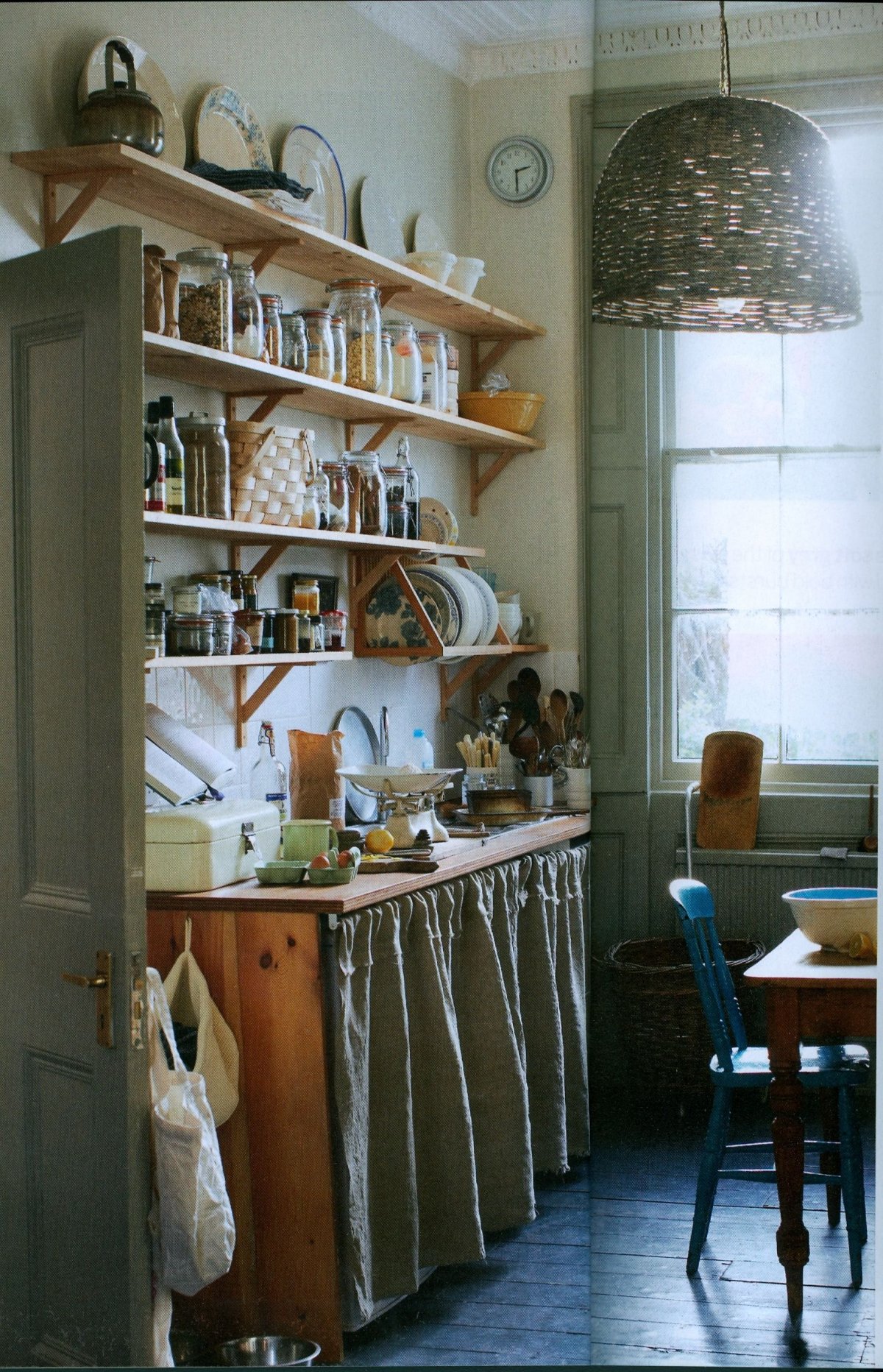 Кухня с занавесками вместо фасадов