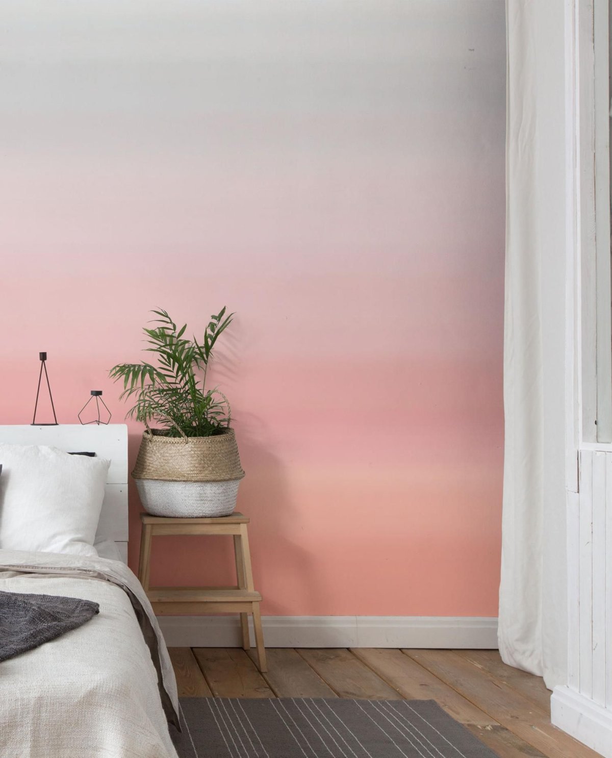 Розовые стены в гостиной