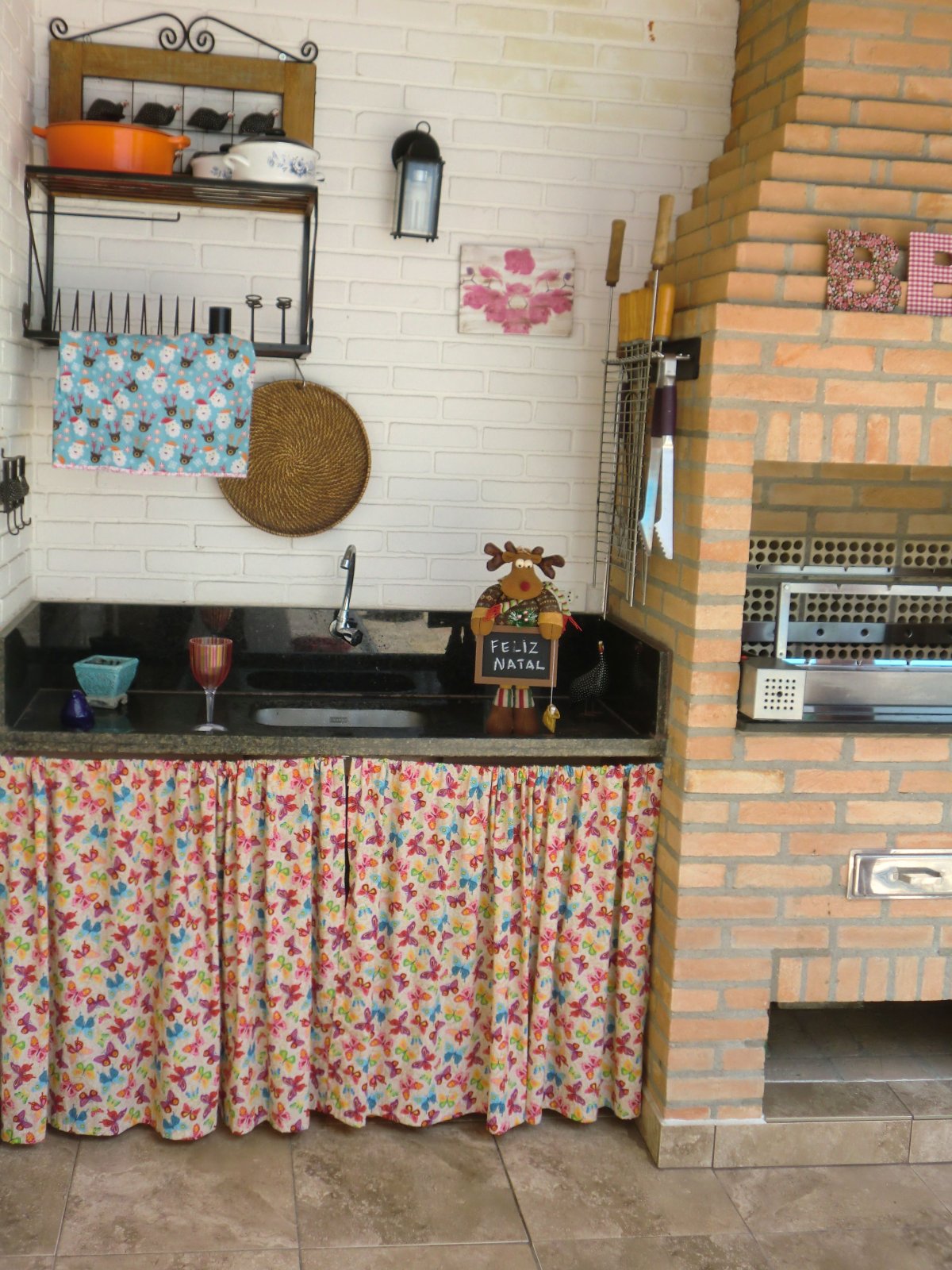 Кухня вместо фасадов шторы