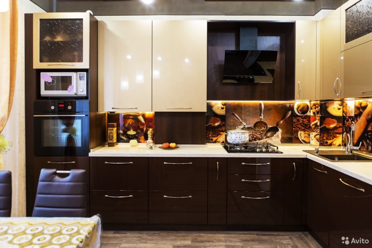 Интерьер кухни в коричнево-бежевых тонах