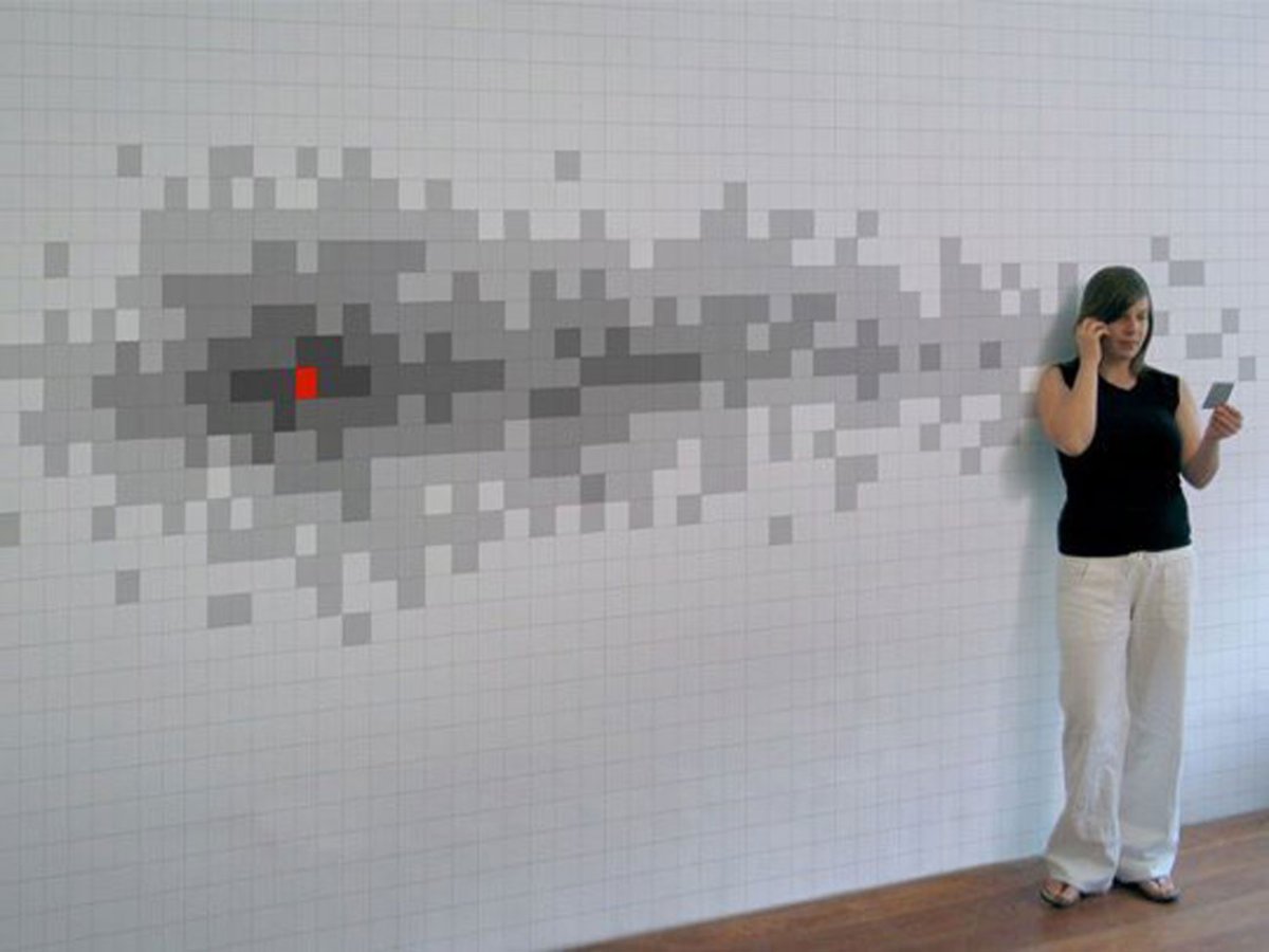 Белый квадрат на стене дома старого