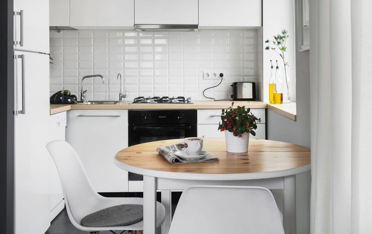 Белая угловая кухня с деревянной столешницей