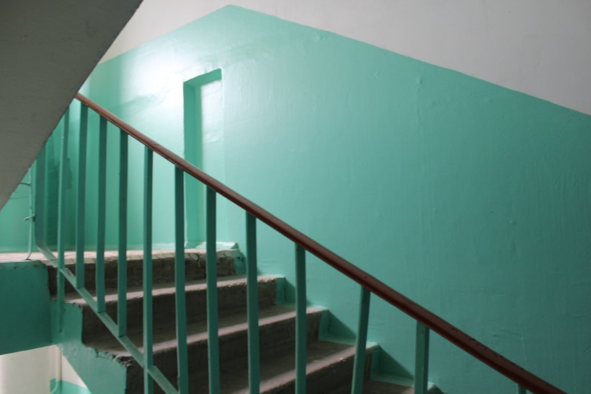 Бирюзовые стены в подъезде