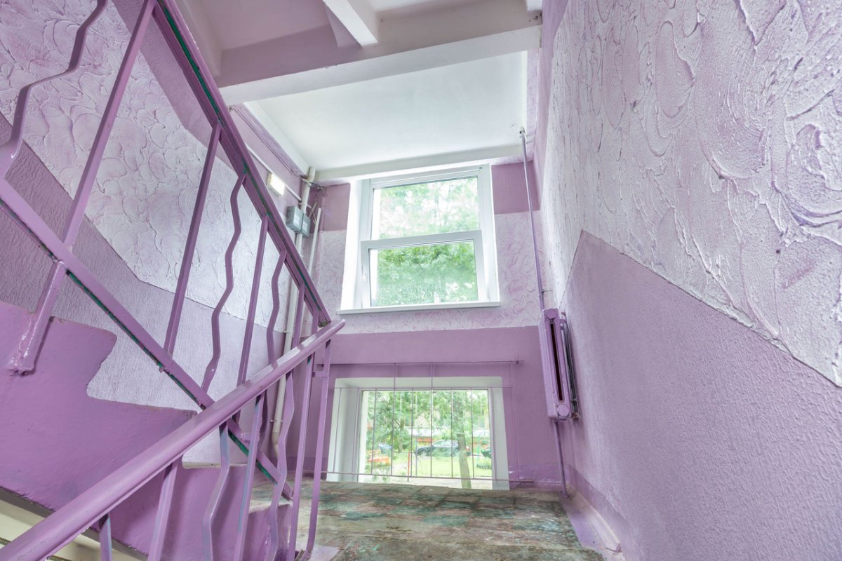 Окраска стен в подъезде