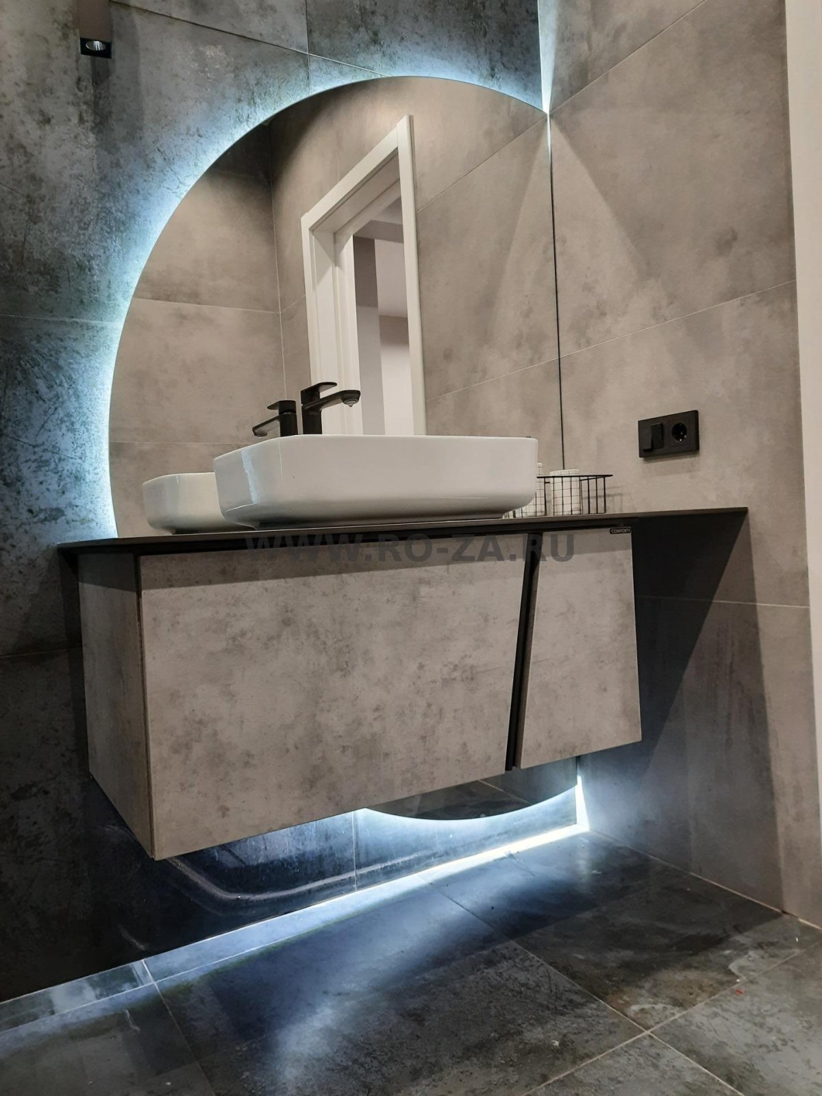 Полукруглое зеркало в интерьере