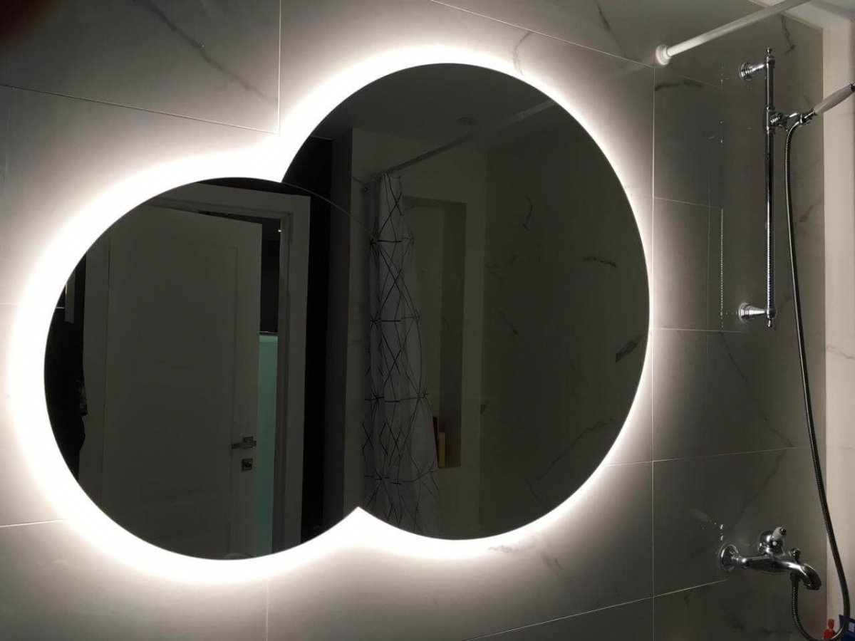 Зеркало с подсветкой в ванную неправильной формы