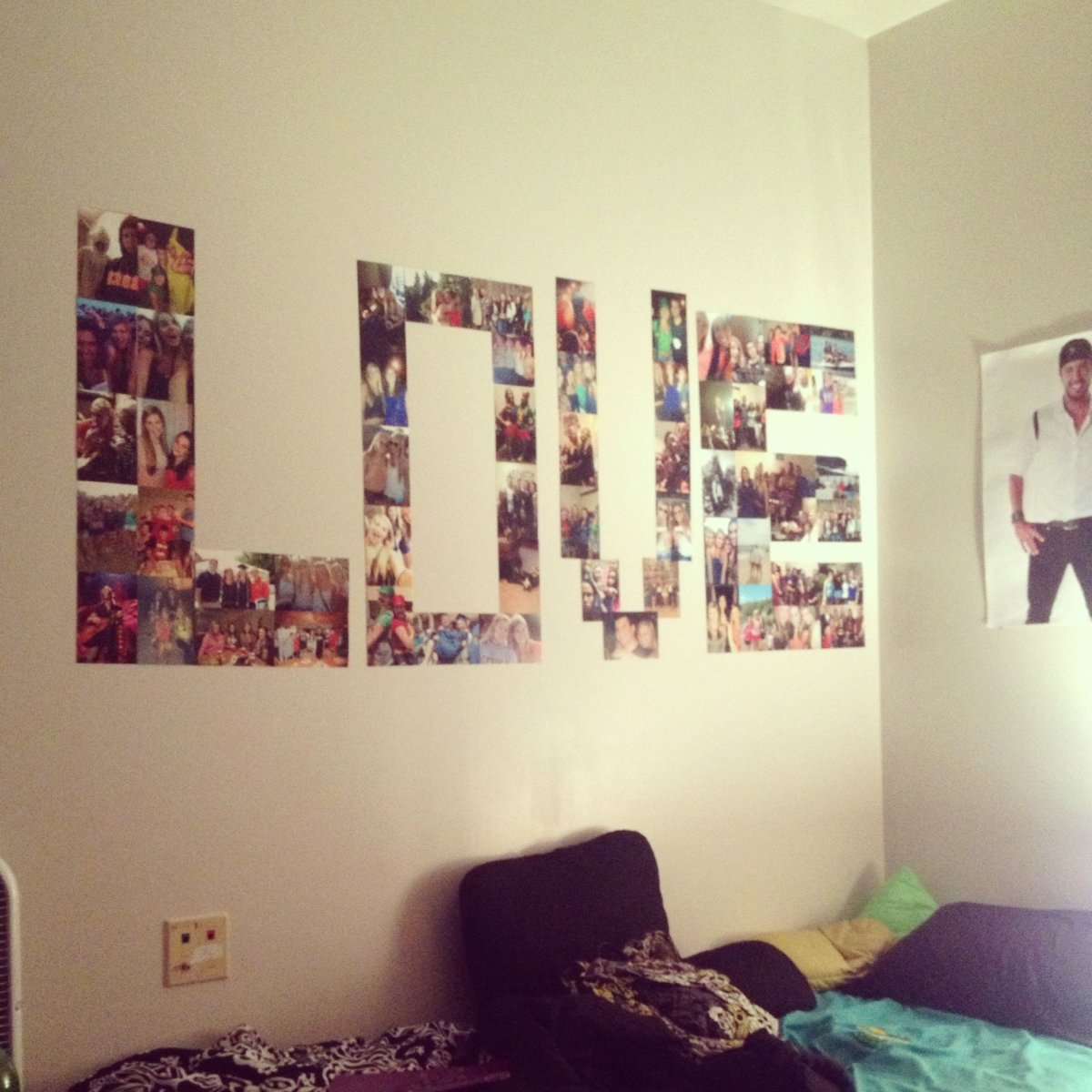 Фотогалерея на стене в комнате