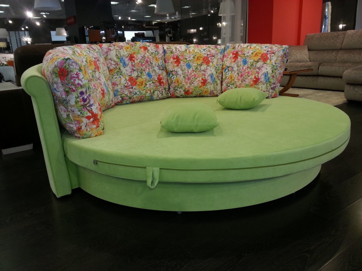 Диван округлой формы