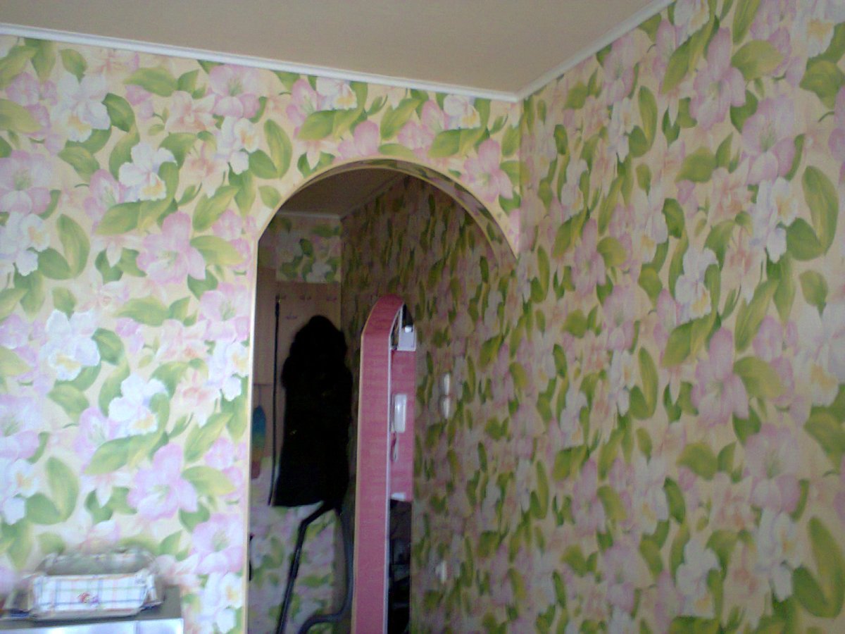 Поклейка обоев с аркой