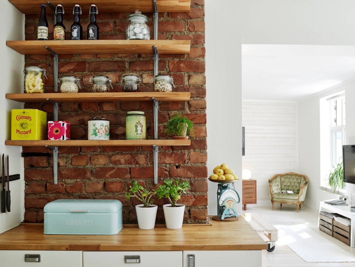Открытые полки на кухне