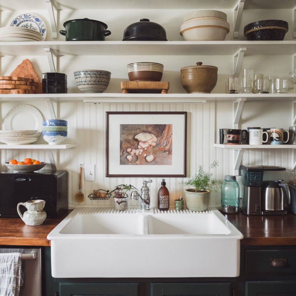 Открытые полки на кухне вместо шкафов