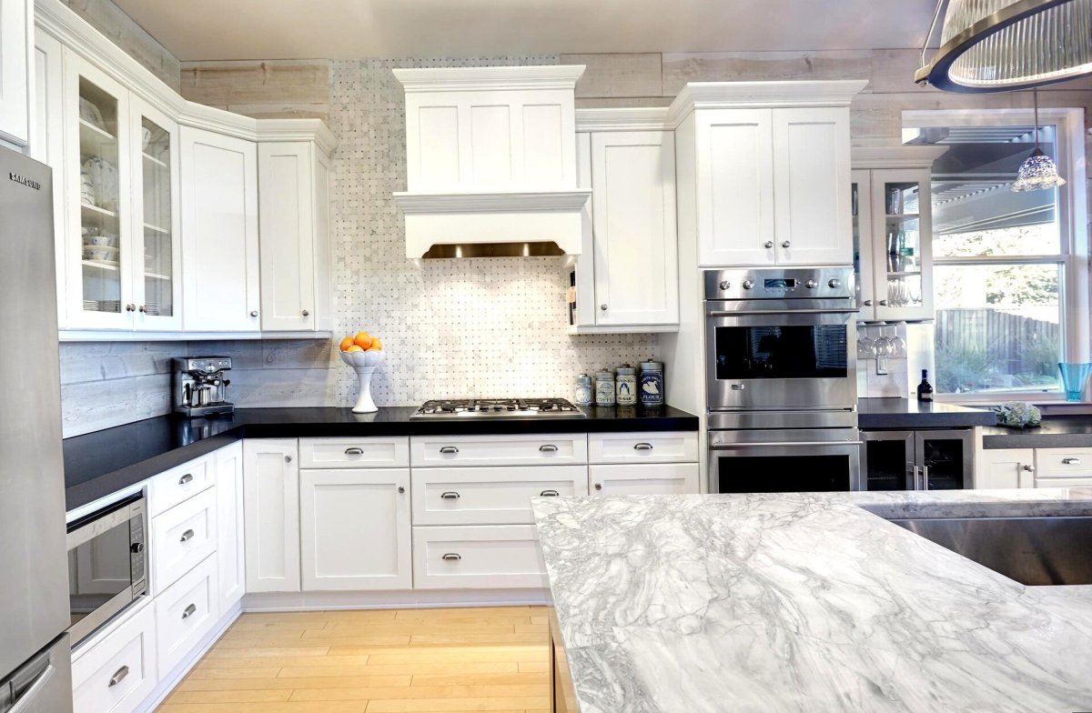 Белая кухня с белой столешницей