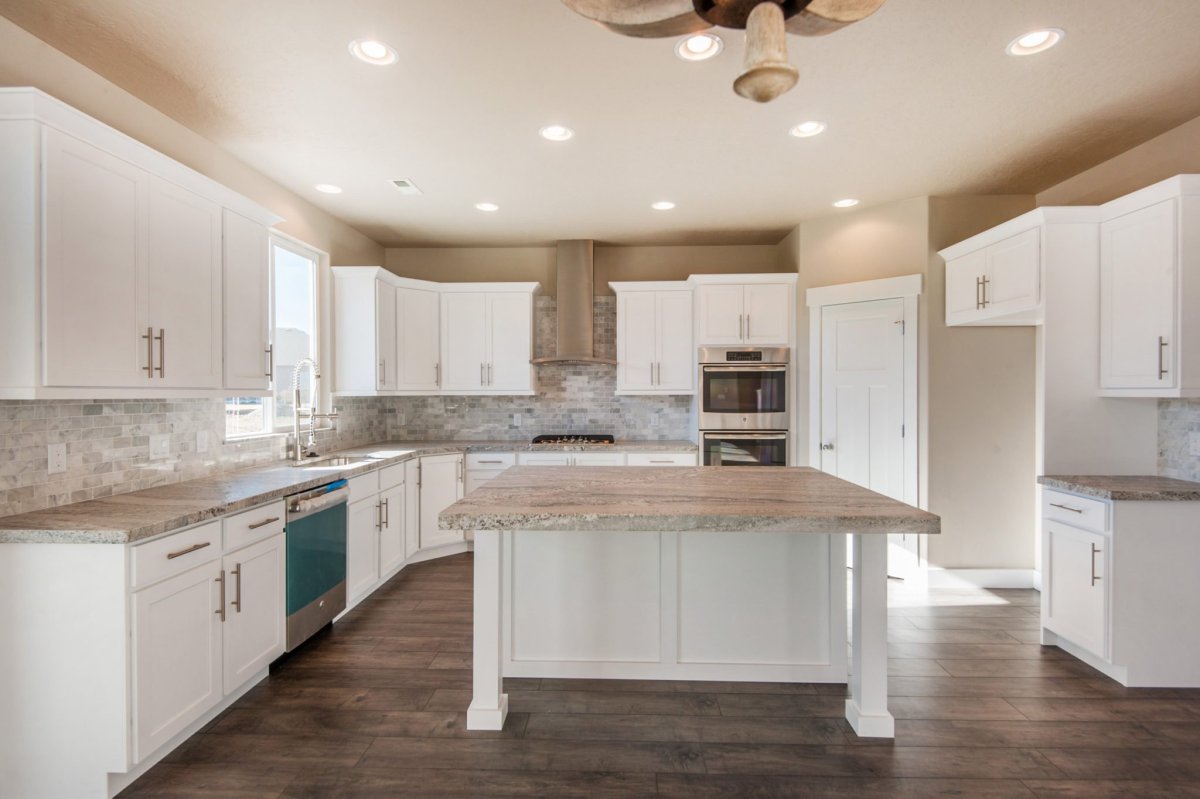 Белая кухня с черной столешницей