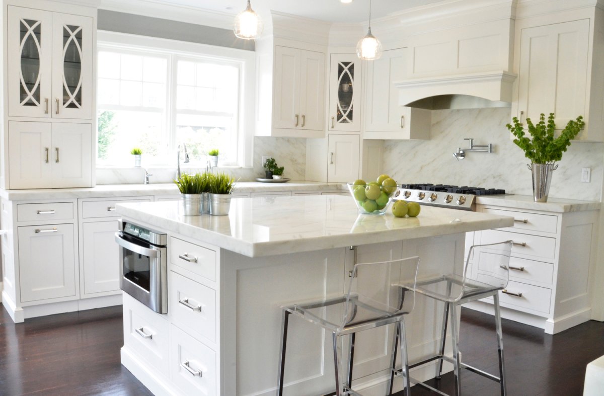Белая кухня с серой столешницей