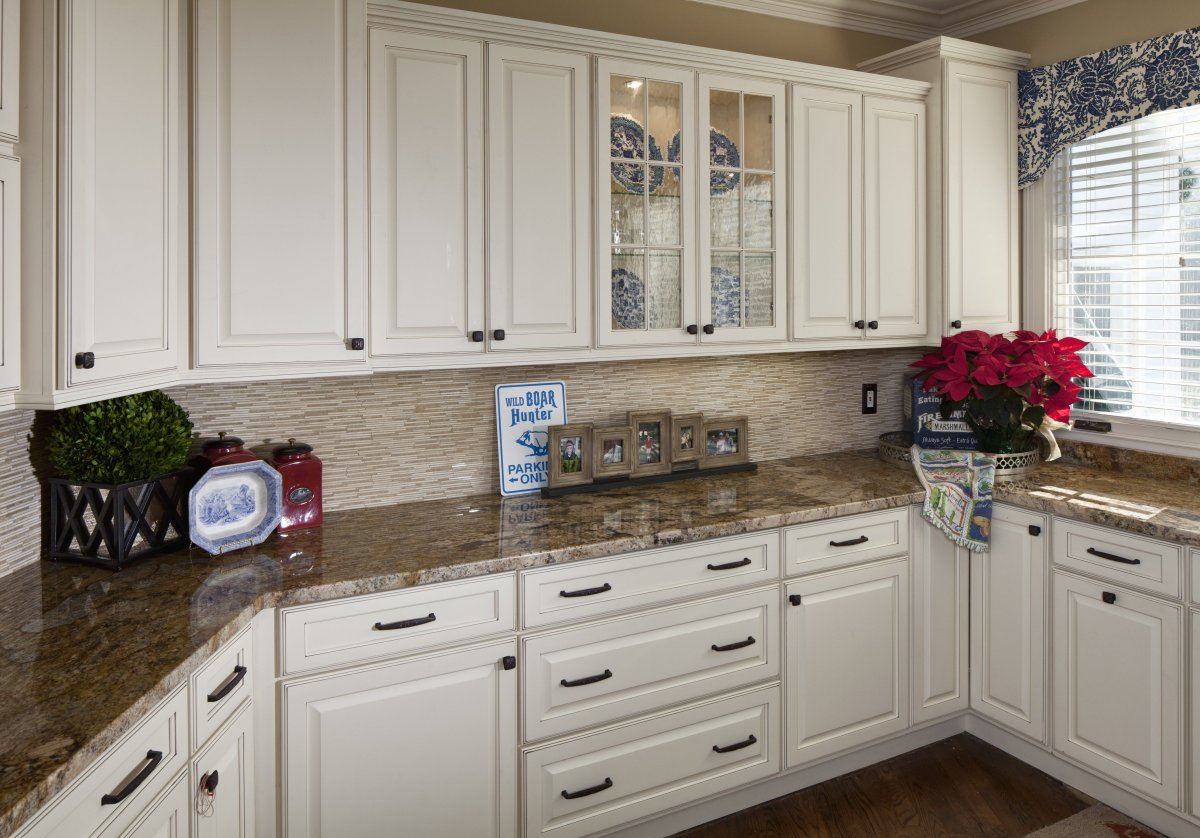 Белая кухня с белой столешницей