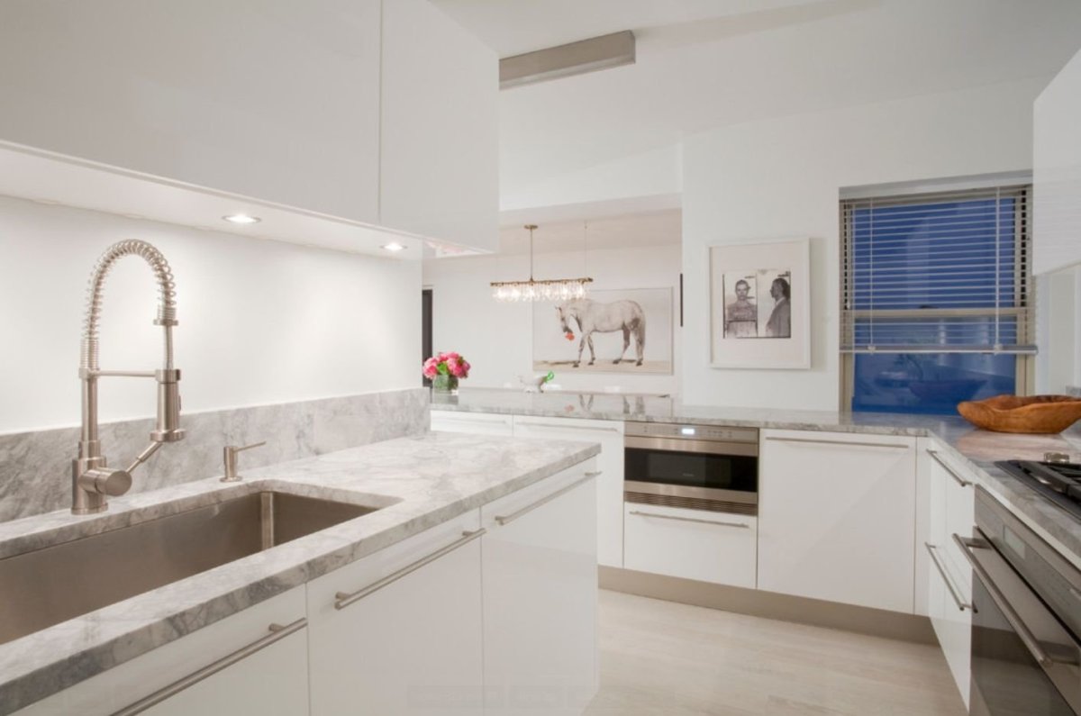 Интерьер кухни в белом цвете