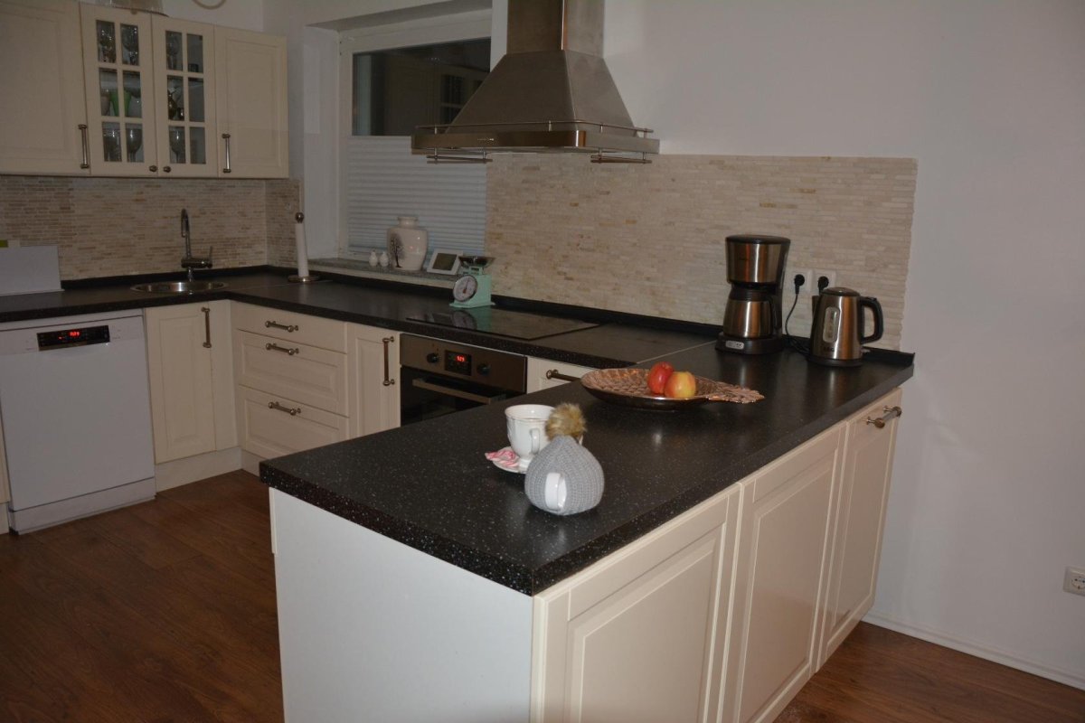 Белая кухня икеа белая плитка