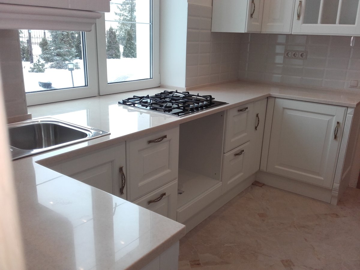 Кухонный гарнитур с подоконником