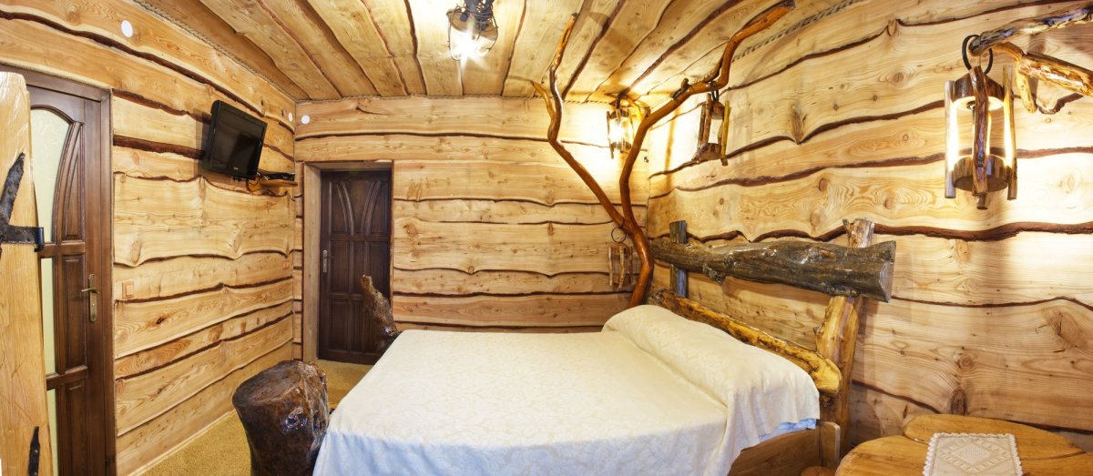 Отделка стены фанерой и необрезной доской