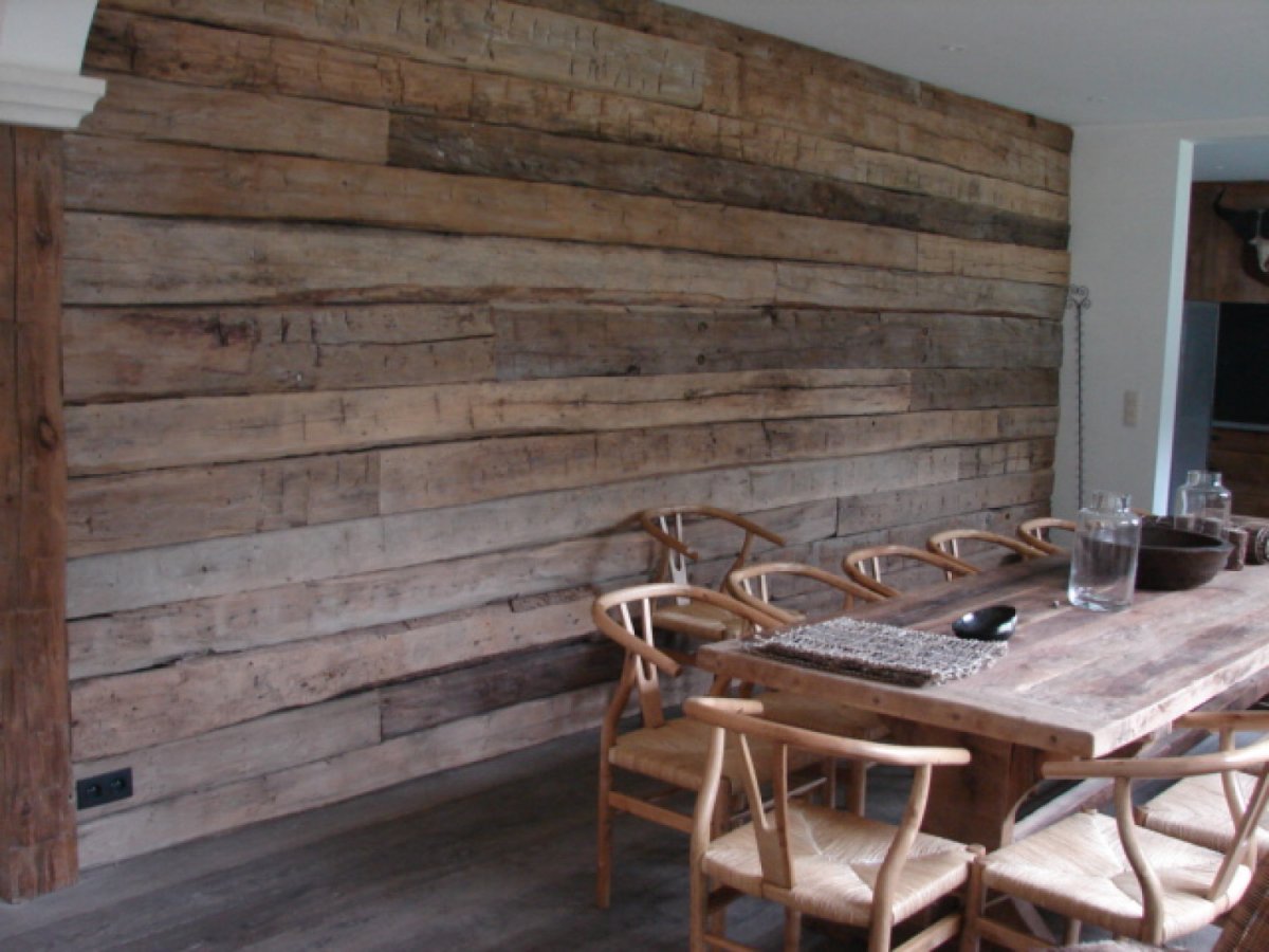 Потолок из необрезной доски