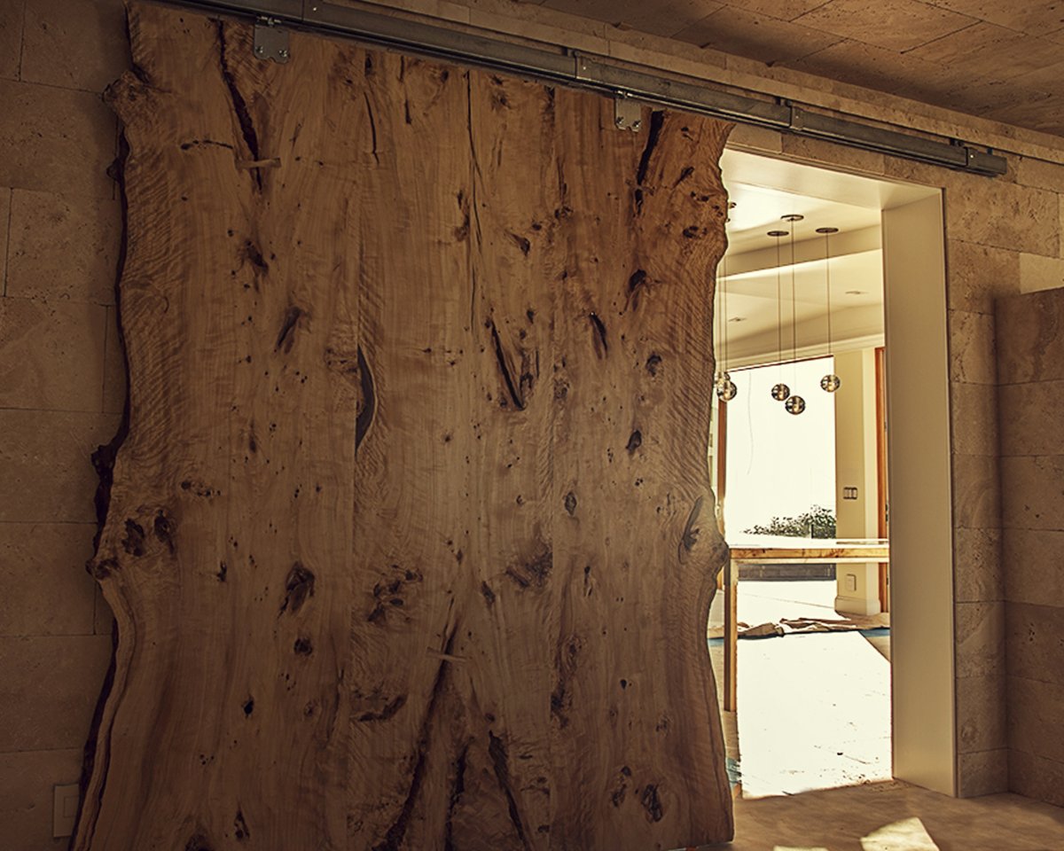 Дверь из цельного куска дерева