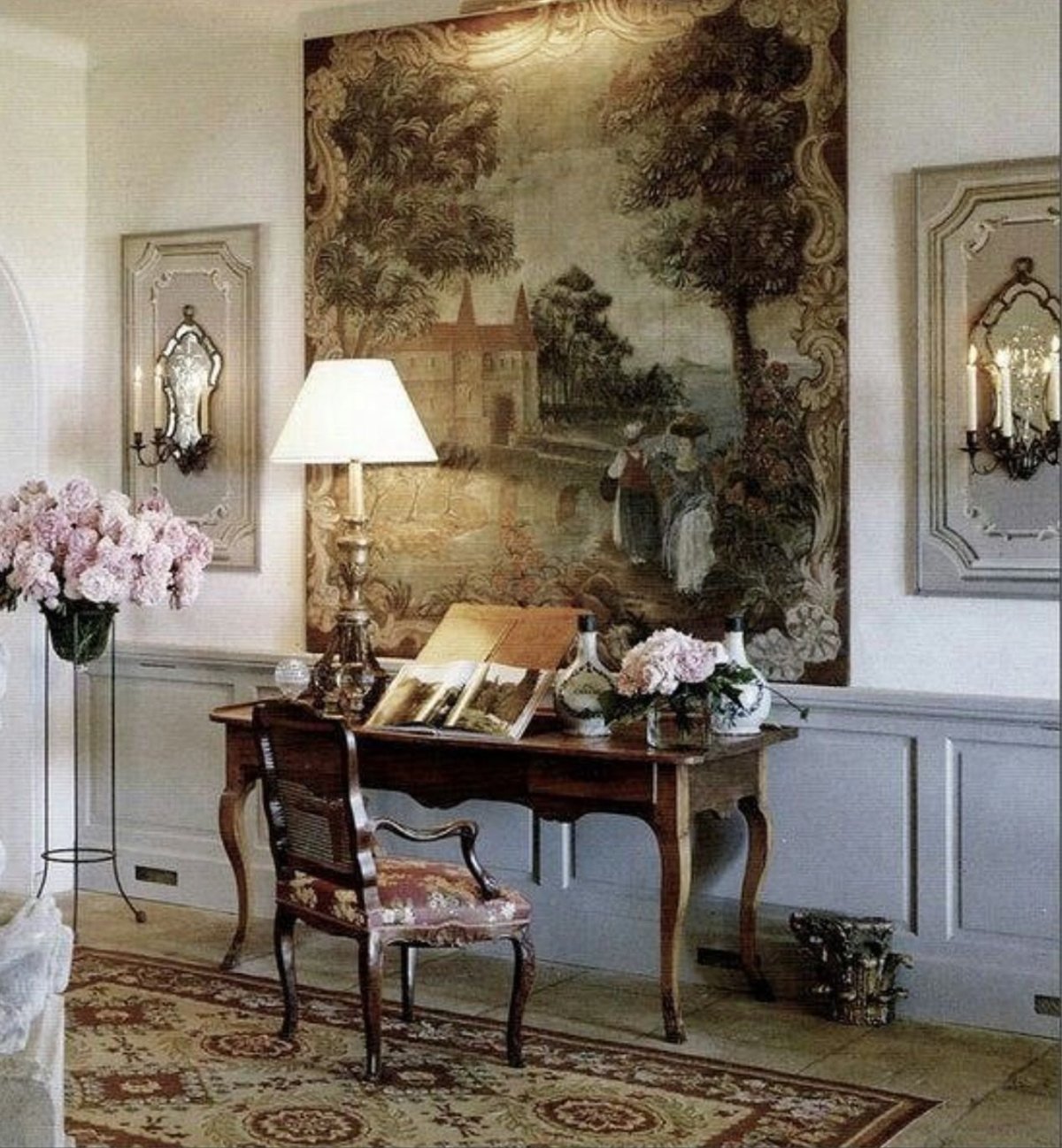 Гостиная с гобеленом