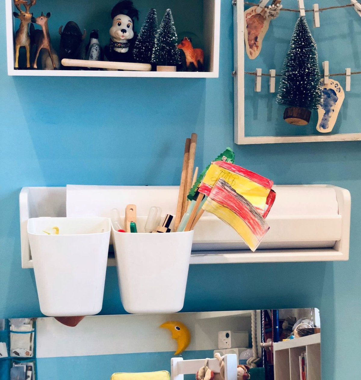 Полочки над угловым столом