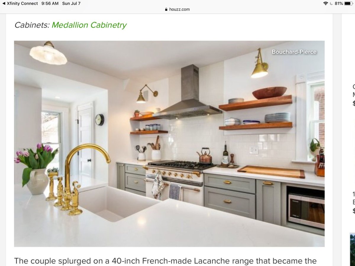 Белый кухонный гарнитур без верхних шкафов