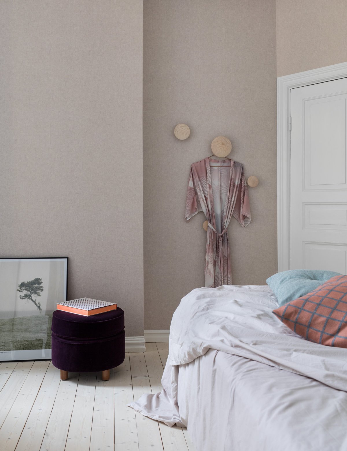 Светлая стена