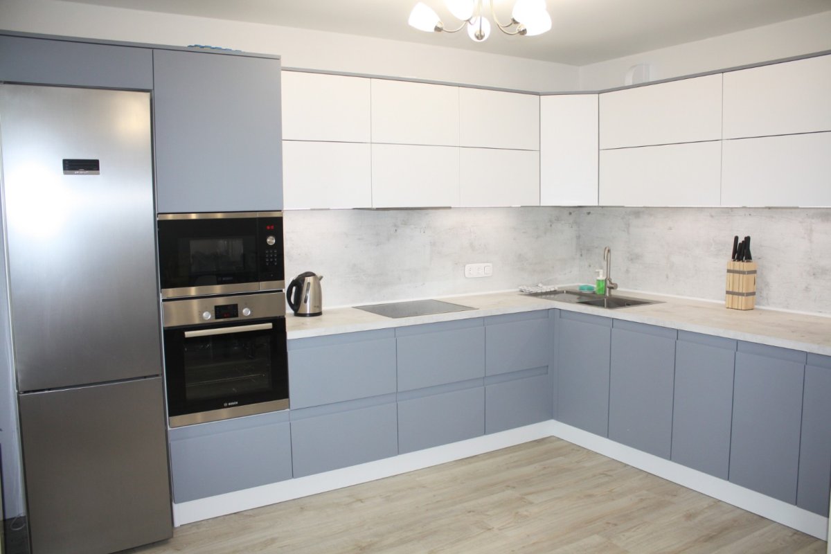 Современная белая кухня